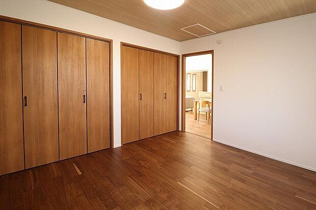 7.5帖の洋室内にある収納です。たっぷり収納できますので、お部屋を広く使えます。