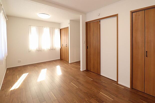 10.5帖の洋室。間仕切壁を設けることでお部屋を2つにわけることができます。別途工事費になります。小さいお子様がいる場合はお部屋を大きく使い、成長と共に2部屋にすることもできる間取です。