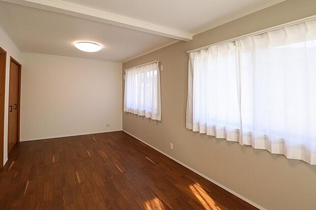 10.5帖の洋室。間仕切壁を設けることでお部屋を2つにわけることができます。別途工事費になります。小さいお子様がいる場合はお部屋を大きく使い、成長と共に2部屋にすることもできる間取です。