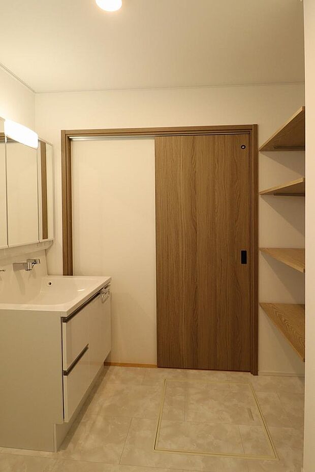 洗面室には3面鏡の洗面台があります。収納力もあるので、スッキリと使えるので慌ただしい朝にも大活躍です。収納棚もあるのでパジャマやタオルも入れられます。