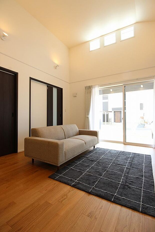 リビングは吹抜けになっており、開放感があります。リビングから各居室へつながります。照明も間接照明で吹抜け部分をオシャレにさせます。これから、室内にカーテン、リビングエアコン、家具が付きます。