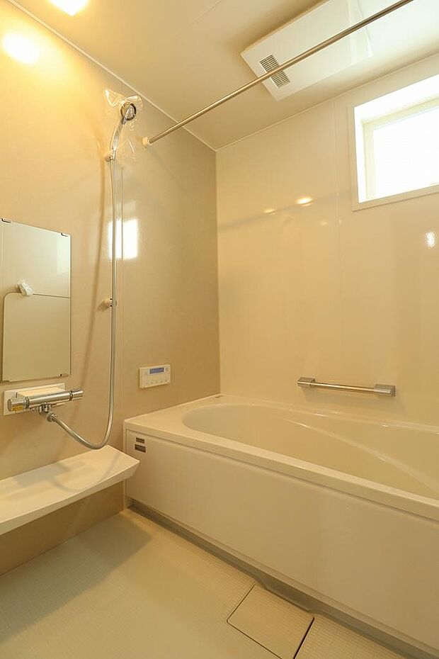 1坪タイプの浴室になります。冬場でも足元はヒヤッとしないカラリ床です。魔法瓶浴槽なので光熱費も優しいお風呂です。1日の疲れをお風呂で癒しちゃいましょう。