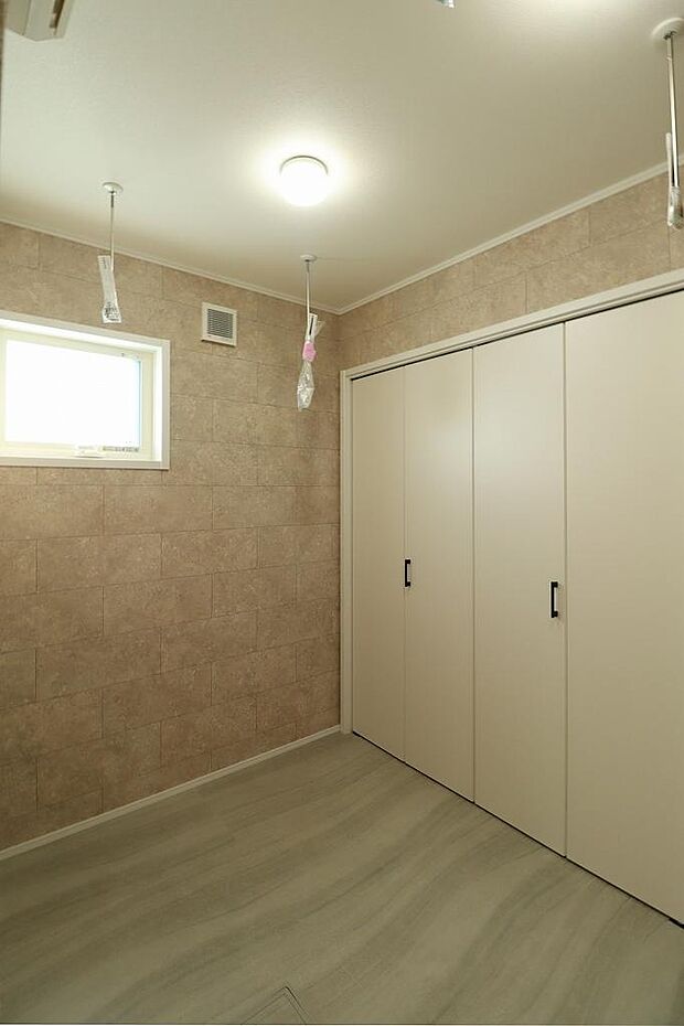 脱衣室兼室内干し室。