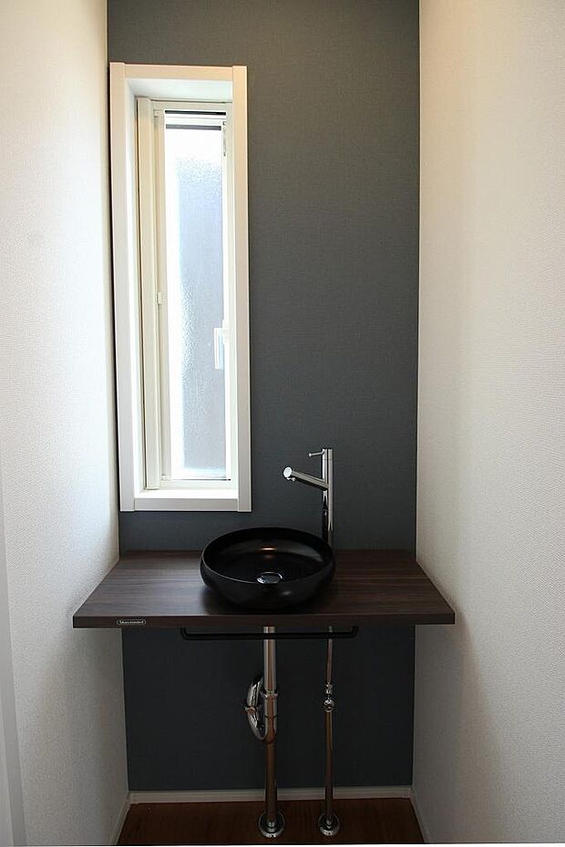 玄関ホールには手洗い器付き。この時代だからこそ、来客の方に手を洗って頂く事をお話できます。