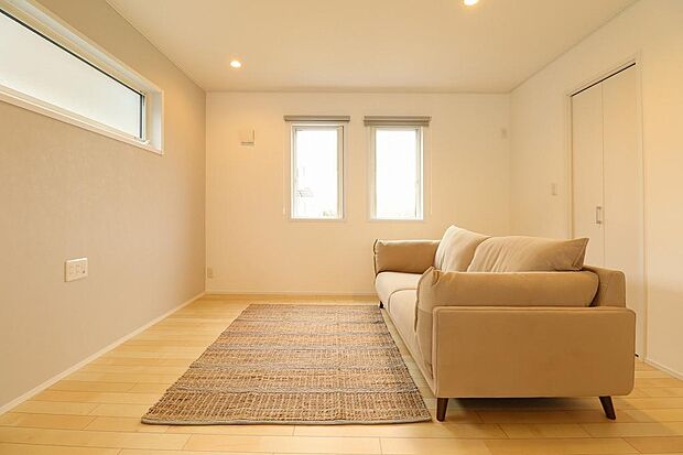 リビングにはソファーとカーペットも付いているので、あとはお客様の筆お好みの大きなテレビを設置してもらえれば、家族が集う素敵なリビングになります。収納もあるのでお部屋を広く使えます。