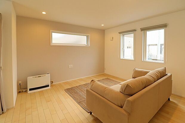 リビングにはソファーとカーペットも付いているので、あとはお客様の筆お好みの大きなテレビを設置してもらえれば、家族が集う素敵なリビングになります。収納もあるのでお部屋を広く使えます。