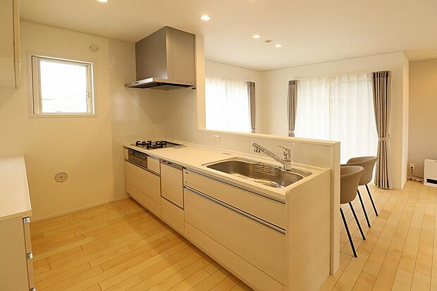 カウンターキッチンになっていますので、お料理の配膳も会話も弾みます。ダイニングテーブルとチェアーも付いています。掃き出し窓を開けるとウッドデッキに繋がります。