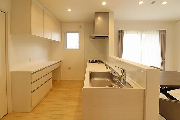 キッチンはカップボードも付いているのでキッチン用品やキッチン家電もスッキリ収納できます。