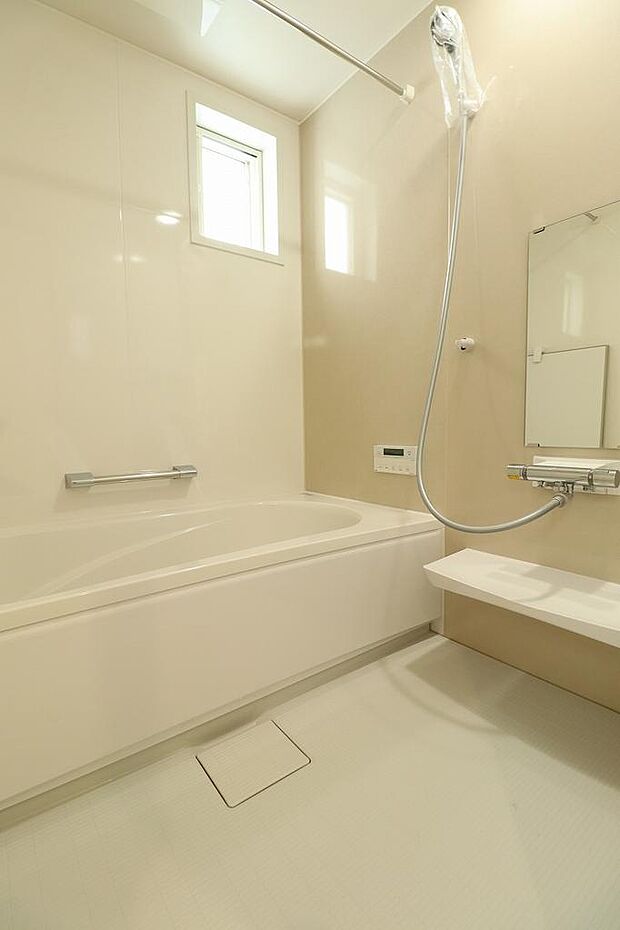 1坪タイプの浴室になります。1日の疲れをここで癒しちゃいましょう。