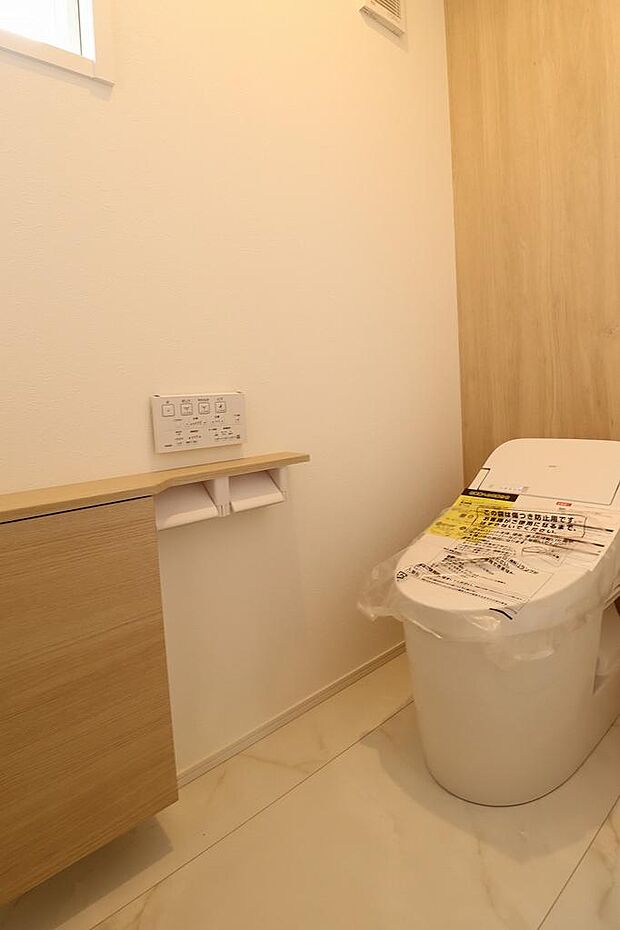 1階トイレ。タンクレストイレで最新の節水型トイレになります。経済的でお手入れも楽々です。