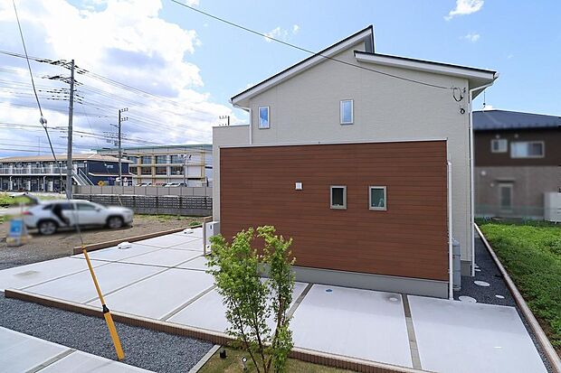 ブラウンとホワイトの2色で明るいお家の外観になります。2バルコニーで、駐車場の出入りも楽々です。宅配ボックスもあるので留守の場合でも、荷物をしっかり受け取れます。