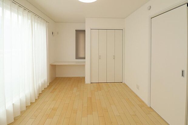 5.1帖のお部屋は間仕切壁は設けていませので、10帖程の広い洋室にとなっています。将来的にお部屋を分ける事も可能です。