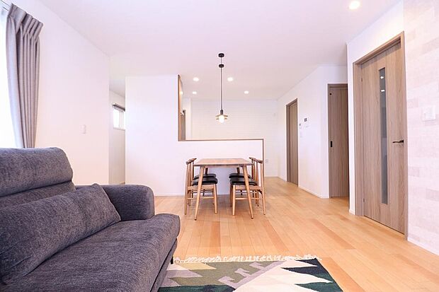 LDK18帖の広々空間。これから室内に家具とカーテンが取り付けられます。吐き出い窓を出るとウッドデッキに繋がります。カウンターキッチンになっていますので配膳もしやすく、会話も弾みます。