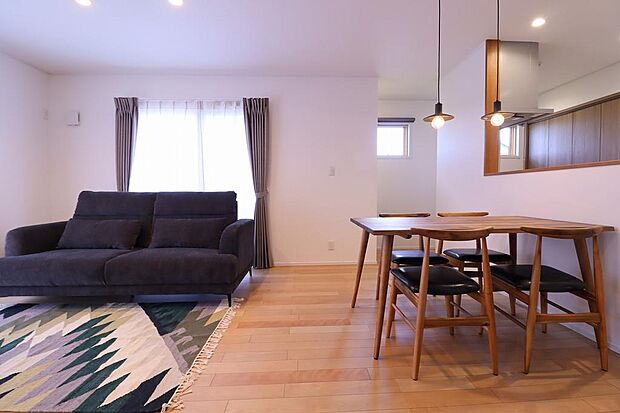 キッチン奥にはカウンターデスクもあるので、パソコンで今夜のおかずレシピを検索したりできます。リビングにはエアコン1台とガスファンヒーターも付いてきますので寒い冬も温かく快適です。