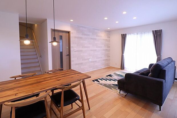 リビングダイニングの導線が使いやすい間取りとなっております。リビング階段でお子様の帰りも分かるので安心です。