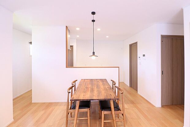 カウンターキッチンになっています。配膳もしやすく、料理をしながらダイニング、リビングを見渡せます。