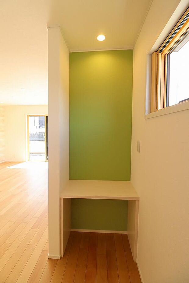 キッチン奥のカウンターデスク。通信機器を置いて今夜のおかずを検索したりと用途は多様。