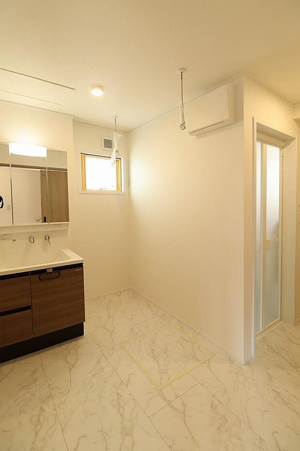 洗面室。3面鏡の洗面化粧台で収納力もあるので身だしなみもしっかりチェックできます。室内にホスクリーンもあるので室内干しもできます。