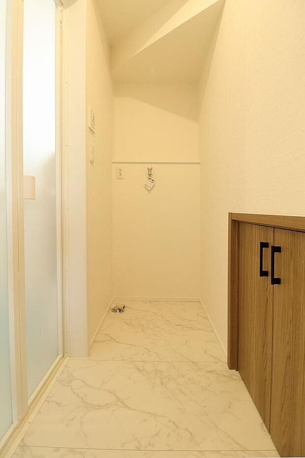 洗濯機置場になります。階段下収納もうまく利用して広く使えます。