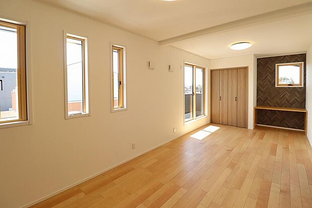 10.6帖の洋室になります。将来的に間仕切壁を設けることで2部屋にすることもできます。別途工事費。カウンターデスクも付いているのでお部屋を広く使用できます。