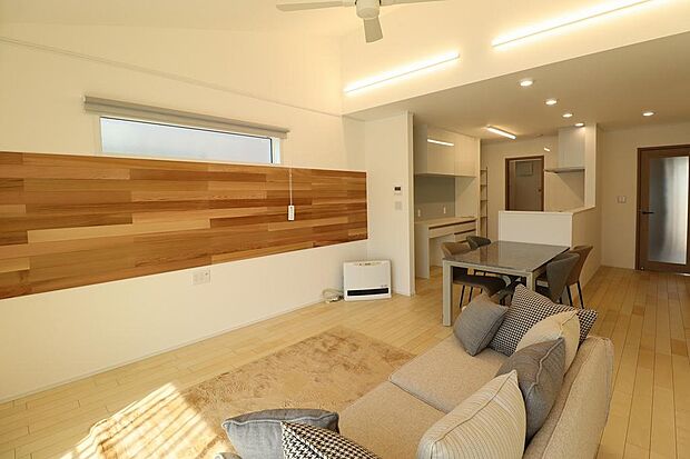 16.5帖のLDK。間接照明や木目の内装を使い天井にはファンもありますので空調循環も効率的。ガスファンヒーター、リビングにはエアコン1台ついています。室内にある家具はそのままのお引渡しになります。