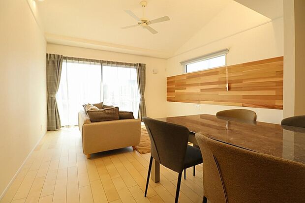 家族団らんの場所になるリビング。木目の造作壁がお洒落にアクセントとなっています。リビングは大きいテレビを設置する事をオススメします。インテリアにもなりますしリビングがぐっと映えます