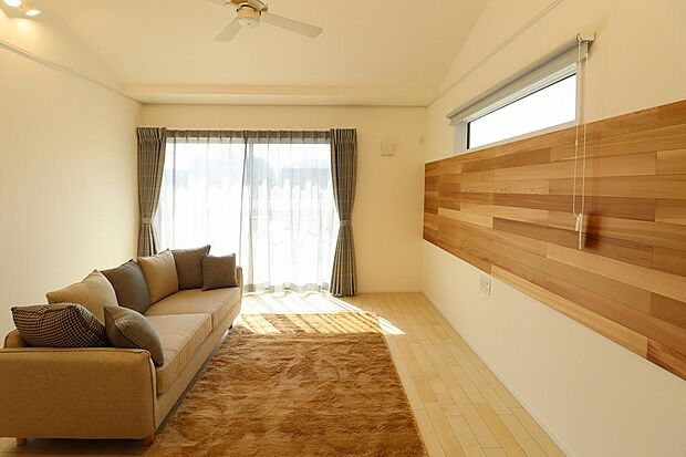 家族団らんの場所になるリビング。木目の造作壁がお洒落にアクセントとなっています。リビングは大きいテレビを設置する事をオススメします。インテリアにもなりますしリビングがぐっと映えます