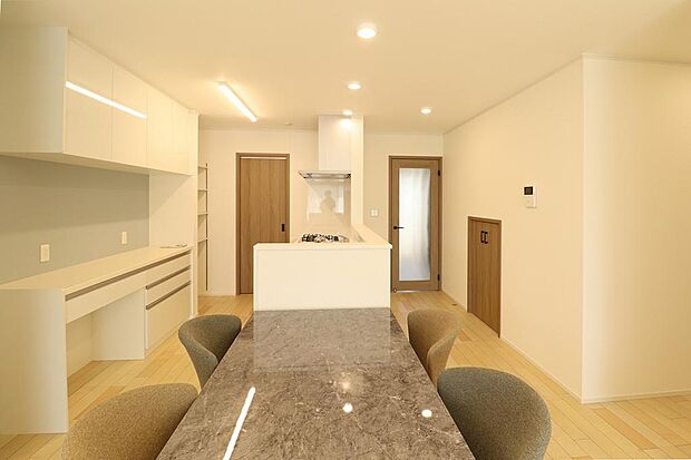 ダイニングキッチンになります。ダイニングテールチェアセットもそのままのお引渡しになります。キッチンからリビングを見渡せるので明るい会話がはずみますね。