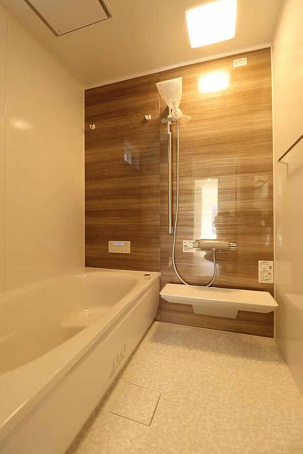 お風呂は1坪タイプになります。1日の疲れをお風呂で癒しちゃいましょう。乾燥機、暖房機能も付いています。