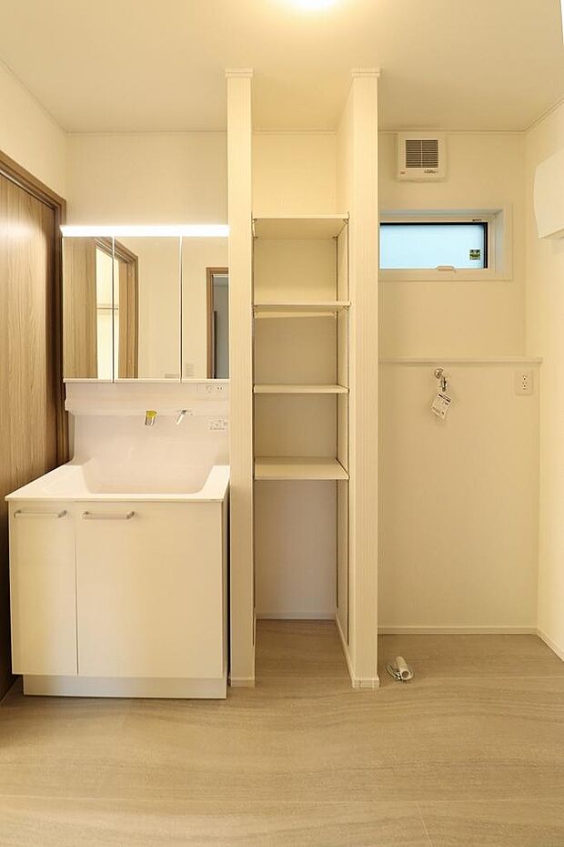 清潔感のある白を基準とした洗面化粧台。収納棚もあるのでパジャマやタオルもしっかり整理整頓できます。