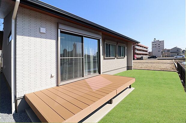 南側のリビングからでる掃き出し窓にはウッドデッキも付いています。外壁はタイル張なのでほぼメンテナンスフリーです。陽当りも良好で明るいお家です。