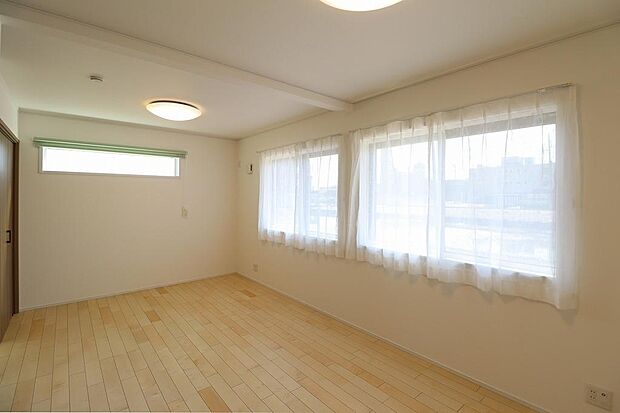 10.2帖の洋室になります。将来的に間仕切壁を設けることでお部屋を2部屋にすることができます。各場所に収納もあるのでお部屋を広く使えます。