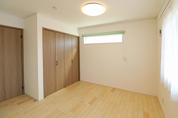 10.2帖の洋室になります。将来的に間仕切壁を設けることでお部屋を2部屋にすることができます。各場所に収納もあるのでお部屋を広く使えます。