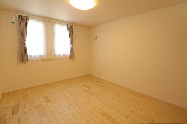 7帖の洋室になります。隣接にはウォークインクローゼットもあり収納はたっぷり。お部屋を広く使えます。