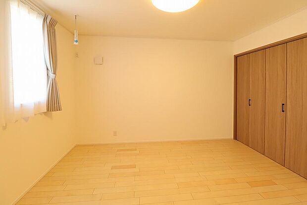 7帖の洋室になります。隣接にはウォークインクローゼットもあり収納はたっぷり。お部屋を広く使えます。