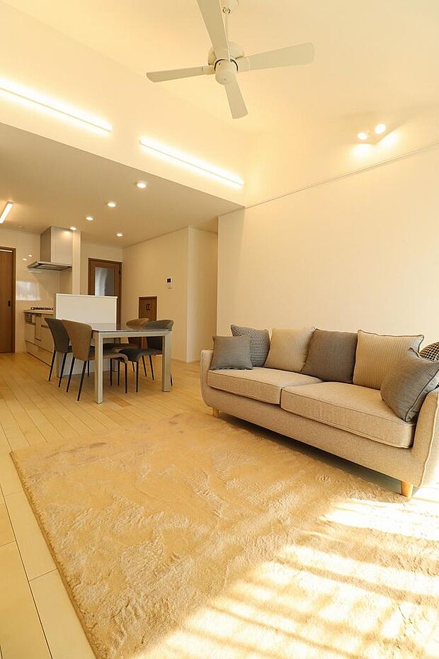 16.5帖のLDK。間接照明や木目の内装を使い天井にはファンもありますので空調循環も効率的。ガスファンヒーター、リビングにはエアコン1台ついています。室内にある家具はそのままのお引渡しになります。