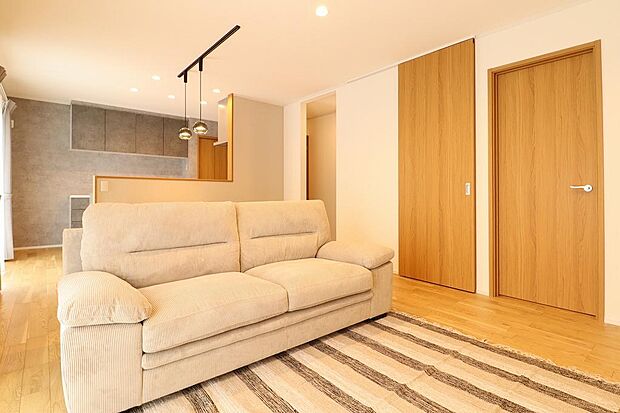 15.7帖のLDK。室内にはリビングエアコン付。また現況備え付けしている家具、カーテンもそのままのお引渡しになります。掃き出し窓を出るとウッドデッキに繋がります。