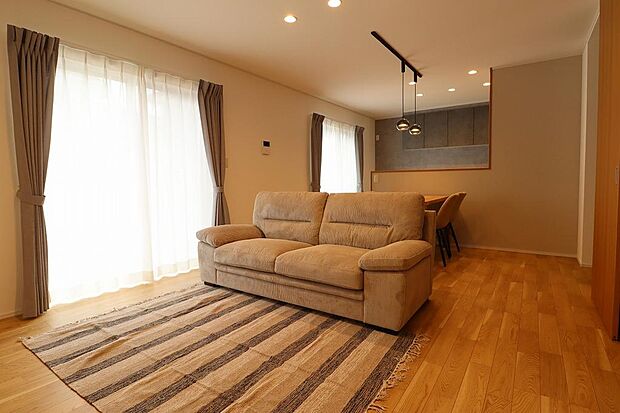 15.7帖のLDK。室内にはリビングエアコン付。また現況備え付けしている家具、カーテンもそのままのお引渡しになります。掃き出し窓を出るとウッドデッキに繋がります。