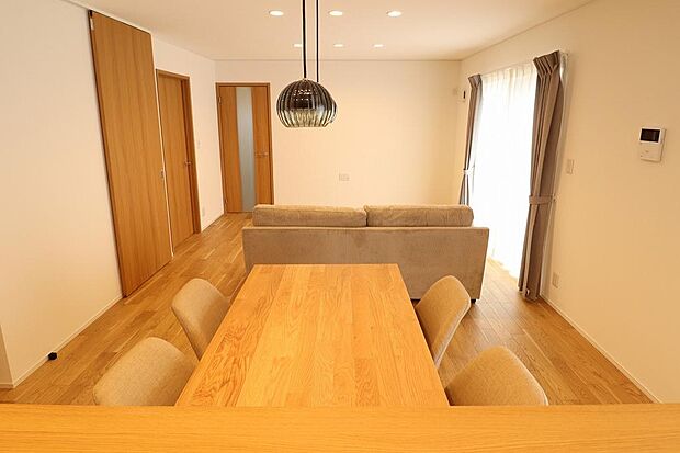 室内にはリビングエアコン付。また現況備え付けしている家具、カーテンもそのままのお引渡しになります。