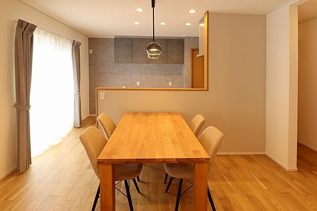 カウンターキッチンになります。お料理しながらリビングを見えるのでお子様の様子も安心して気配りできます。ダイニングテーブルセットも付いています。