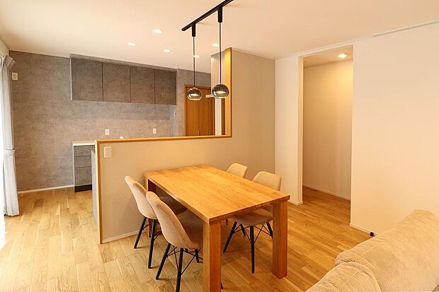 カウンターキッチンになります。お料理しながらリビングを見えるのでお子様の様子も安心して気配りできます。ダイニングテーブルセットも付いています。