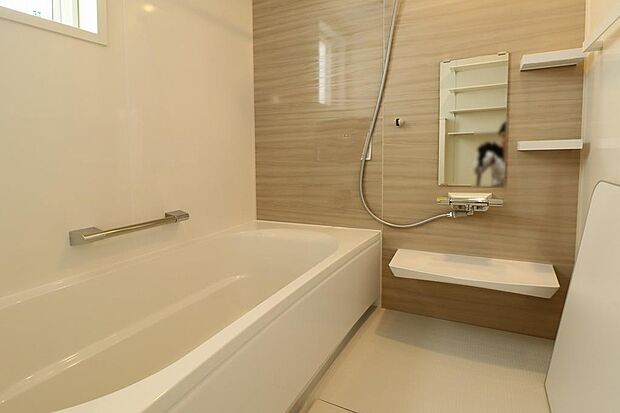 1坪タイプの浴室になります。1日の疲れはここで癒しちゃいましょう。浴室乾燥機付きで機能も充実。