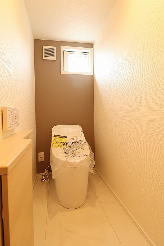 1階トイレはタンクレストイレになります。節水型で清掃もしやすい最新型のトイレになります。