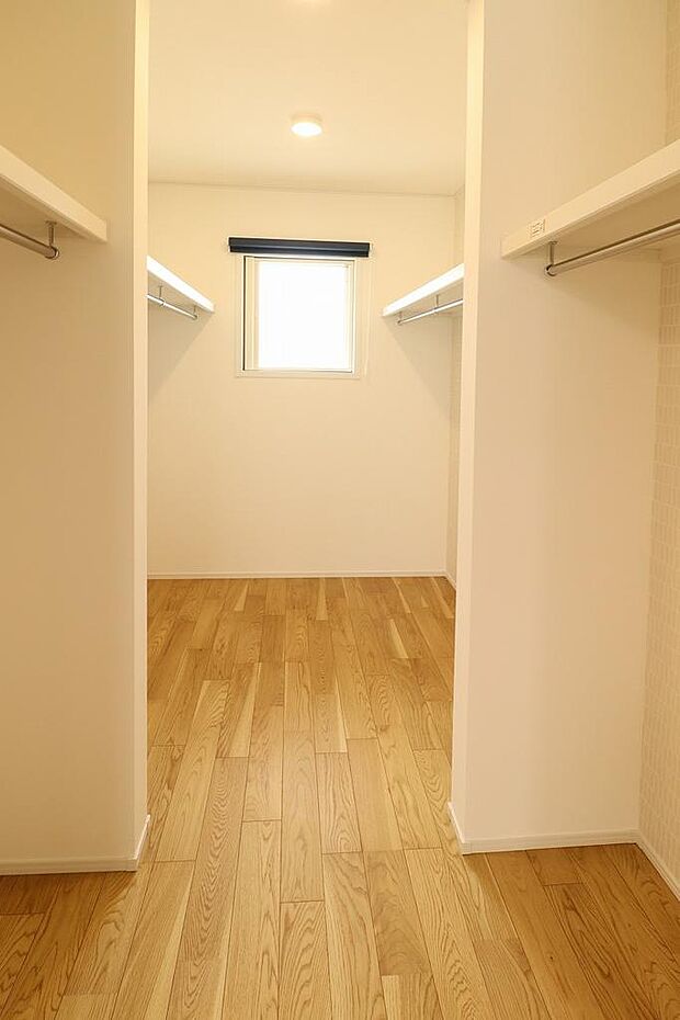 3帖分のウォークインクローゼットになりますので、洋服や色々なものが収納できます。