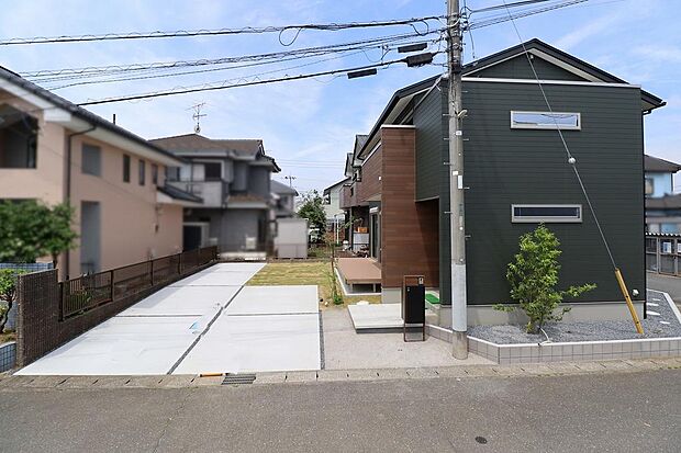 駐車場も最大3台駐車可能。お庭も駐車場もしっかり外構工事しています。お庭の植栽、芝生、建物周りは砂利敷きとなっています。