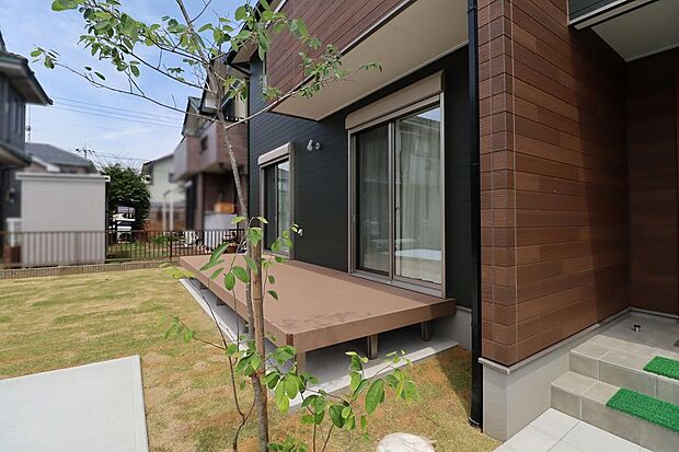 ウッドデッキも付いています。芝生、植栽も建物を演出しています。