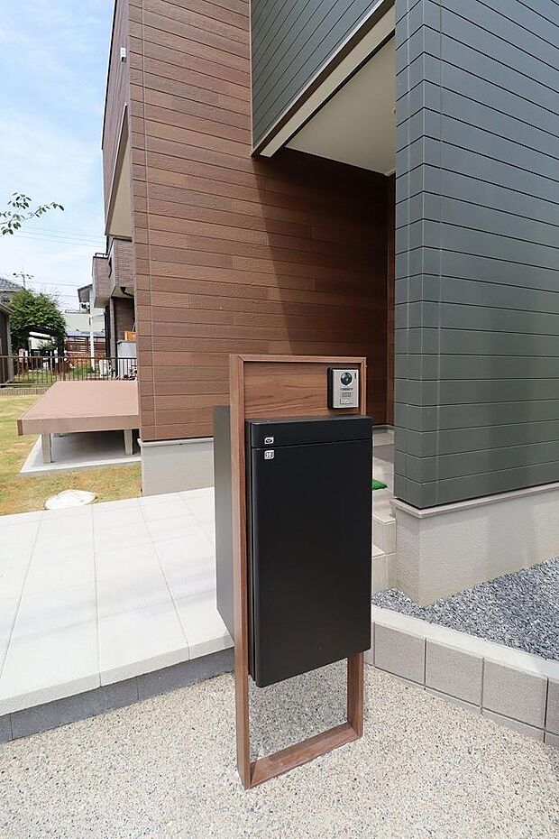 宅配ボックスもあるので、留守の場合も安心して荷物を受け取れます。