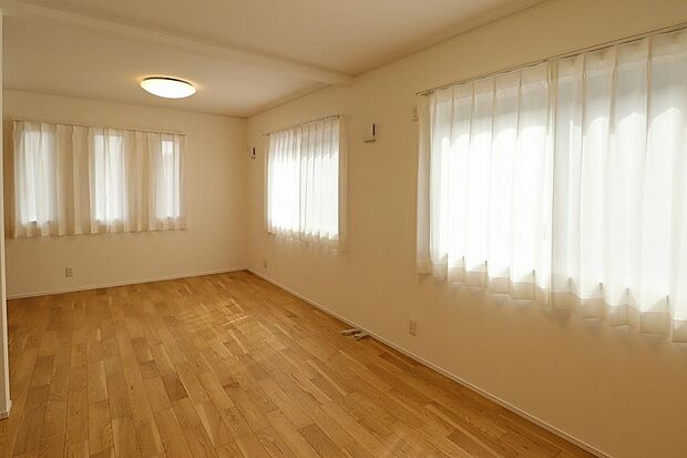 洋室10.4帖になります。間仕切壁を設けることでお部屋を2部屋にすることができます。