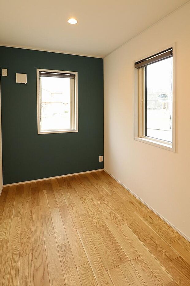 リビング隣接の3帖の洋室になります。書斎室にしたり納戸にしたり用途は多様です。ロールカーテンも付いています。