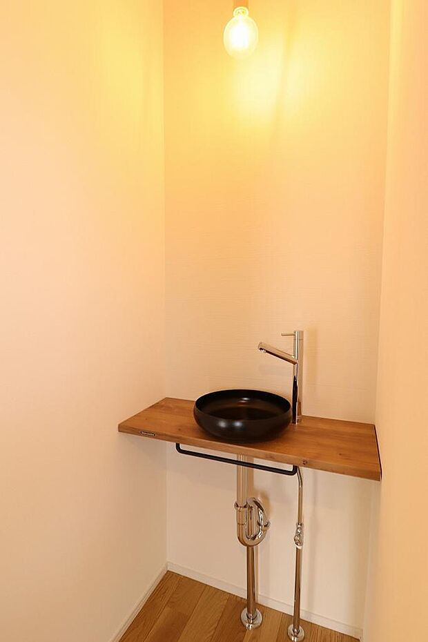 玄関ホール内の手洗い器になります。